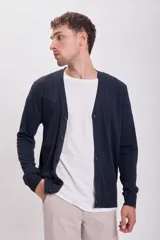 Cardigan azul marino de punto con cuello en V y cierre abotonado.