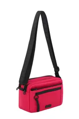 Bandolera fucsia con correa larga negra ajustable, bolsillo frontal con cierre y logo de la marca en la parte inferior.