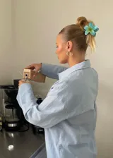 Pinza para el pelo color rosa con forma de flor.