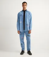 Remera de manga larga confeccionada en tejido de punto de algodón, con cuello tipo mockneck y diseño de hombros caídos.