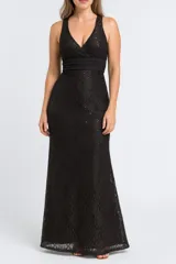 Vestido largo de fiesta negro de encaje con escote en V y corte sirena.