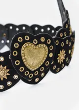 Cinto de cuero sintético negro con apliques de corazones y detalles metálicos.
