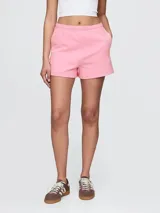 Short deportivo color celeste, sin felpa, con cintura elástica y logo estampado en la pierna.