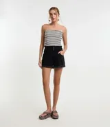 Short baggy de jeans negro con cintura doble, trabillas, elástico, botones dobles, cierre con cremallera y ruedo doblado.