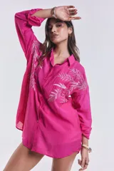 Camisa fucsia oversize con bordado de hojas en el frente.