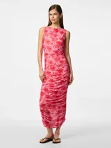 Vestido midi sin mangas, color rosa con estampado floral en tonos rojos. Presenta cuello bote y un ajuste ceñido con frunces laterales que crean un efecto drapeado en la falda.