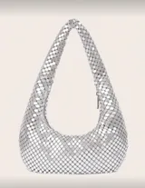 Bolso plateado tipo hobo, cubierto de lentejuelas metálicas.