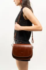 Cartera bandolera marrón de cuero natural con estructura rígida, forro interior de tela, bolsillo interno con cierre y terminaciones impecables.