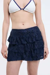 Short pollera de encaje azul marino con volados en capas.