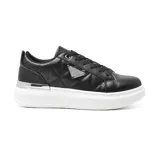 Zapatillas urbanas Korium Jael, color negro con detalle de pespuntes formando rombos y logo triangular plateado con strass en el lateral.
