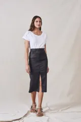 Remera ajustada de algodón con elastano, de color gris claro y mangas cortas.