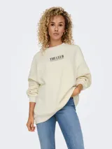 Sudadera color crema de algodón con cuello redondo, mangas largas con hombros caídos, puños y bajo elásticos. Estampado frontal con la frase "The Club Unknown".