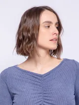 Top de manga larga color negro con pliegues y cuello abierto, ideal para un look elegante y cómodo.