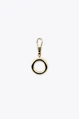 Dije dorado en forma de la letra A, con mosquetón para colgar en carteras o pulseras.