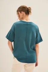 Remera oversize azul con estampa frontal con la palabra "Rock" y el número 26 en color dorado.