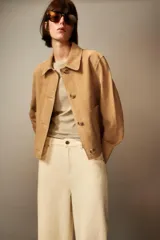 Pantalón de jean negro con efecto lavado, corte wide leg y tiro alto.