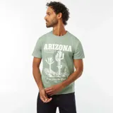 Camiseta verde con estampado blanco de cactus y texto "Arizona Sun Place summer land The Heat of the Desert".