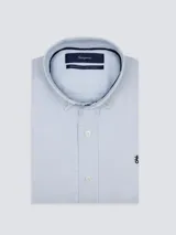 Camisa celeste lisa de algodón, corte clásico, con cuello abotonado y logo bordado en el pecho.