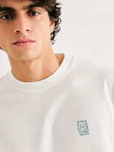 Camiseta azul marino de algodón con estampa rectangular de paisaje en el frente.
