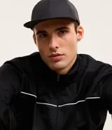 Gorra negra de poliamida con visera curva, protección UV e impermeable.