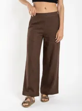 Pantalón de tiro medio, corte recto, color marrón oscuro. Confeccionado en una mezcla de lino y viscosa.