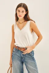 Remera blanca de lino y viscosa con moldería línea A y detalles en rib con lurex en escote y sisas.