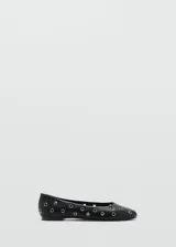 Zapato tipo ballerina color blanco con perforaciones circulares y punta redonda.