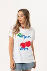 Remera blanca de manga corta con estampado de cerezas y texto en azul.