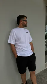 Remera blanca de algodón con estampa en la espalda con el texto "Culture" y una estrella.