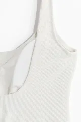 Traje de baño entero blanco con textura acanalada, breteles anchos y escote cuadrado.