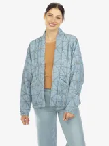 Chaqueta de manga larga estilo kimono, color celeste con diseño geométrico capitoneado y dos bolsillos delanteros.
