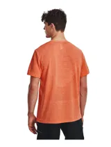 Remera deportiva gris jaspeado de corte clásico, con cuello redondo y mangas cortas. Confeccionada con tejido de punto transpirable y tecnología seamless para mayor comodidad.
