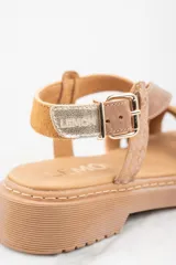 Sandalias de cuero color camel con tiras cruzadas en dorado y marrón.