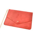 Sobre símil cuero rojo con broche y diseño texturizado, ideal para llevar lo esencial.
