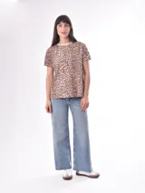 Remera blanca con estampado abstracto en tonos rosa, lila, azul y negro.
