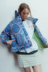 Minifalda de tiro alto con estampado de cuadros en tonos celeste, verde y blanco.