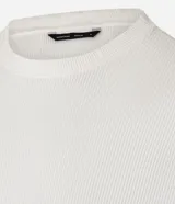 Remera de corte regular confeccionada en algodón y poliéster, con cuello redondo, manga corta y textura waffle.