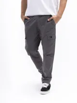 Pantalón cargo negro con bolsillos laterales con solapa, corte recto y cintura elástica.