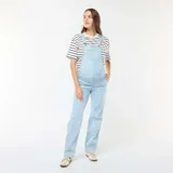 Enterito de jean celeste claro, estilo peto o jardinero, con panel elástico para maternidad sobre el abdomen. El corte de las piernas es recto y holgado.