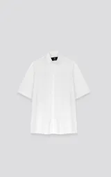 Camisa blanca de corte amplio con mangas cortas.