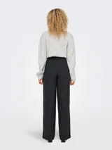 Pantalón de vestir de pierna ancha color gris oscuro con textura espiga.
