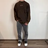 Buzo marrón con efecto gastado, corte oversize y estampa en la espalda con la frase "I will sleep until my problems disappear".