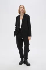 Blazer blanco de viscosa, con cuello solapa, bolsillos frontales y cierre con botón.