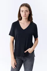 Remera negra de manga corta con escote en V.