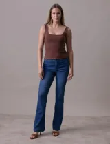 Jean elastizado azul, marca One Five One. Tiro medio, pierna recta, pretina con pasadores, botón y cierre. Delantera con bolsillos inclinados, trasera con bolsillos simulados.