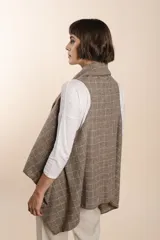 Chaleco marrón con diseño a cuadros, solapas anchas y bolsillos laterales.