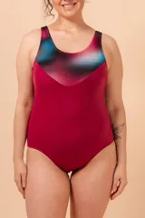 Malla enteriza deportiva color borgoña con espalda nadadora y diseño estampado en la parte superior con degradado de colores y patrón geométrico.