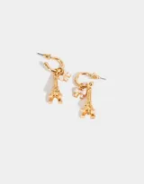Aros dorados tipo argolla con dije de la Torre Eiffel y moño esmaltado rosa.