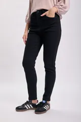 Pantalón de jean skinny negro, tiro alto, corte ajustado y largo al tobillo.