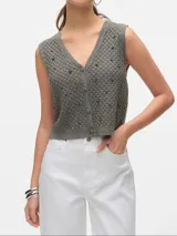 Chaleco tejido color verde musgo con lurex plateado, cuello en V, sin mangas y cierre frontal con botones.